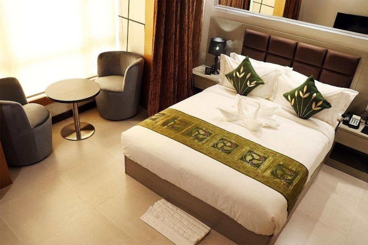 Aristocrat Hotel Kalkuta Zewnętrze zdjęcie